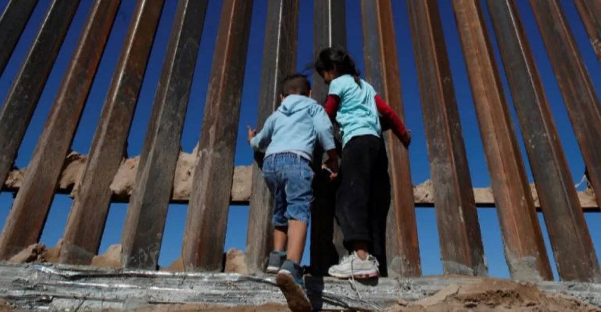 Trump obvinil demokraty, že mohou za úmrtí dětí na mexické hranici