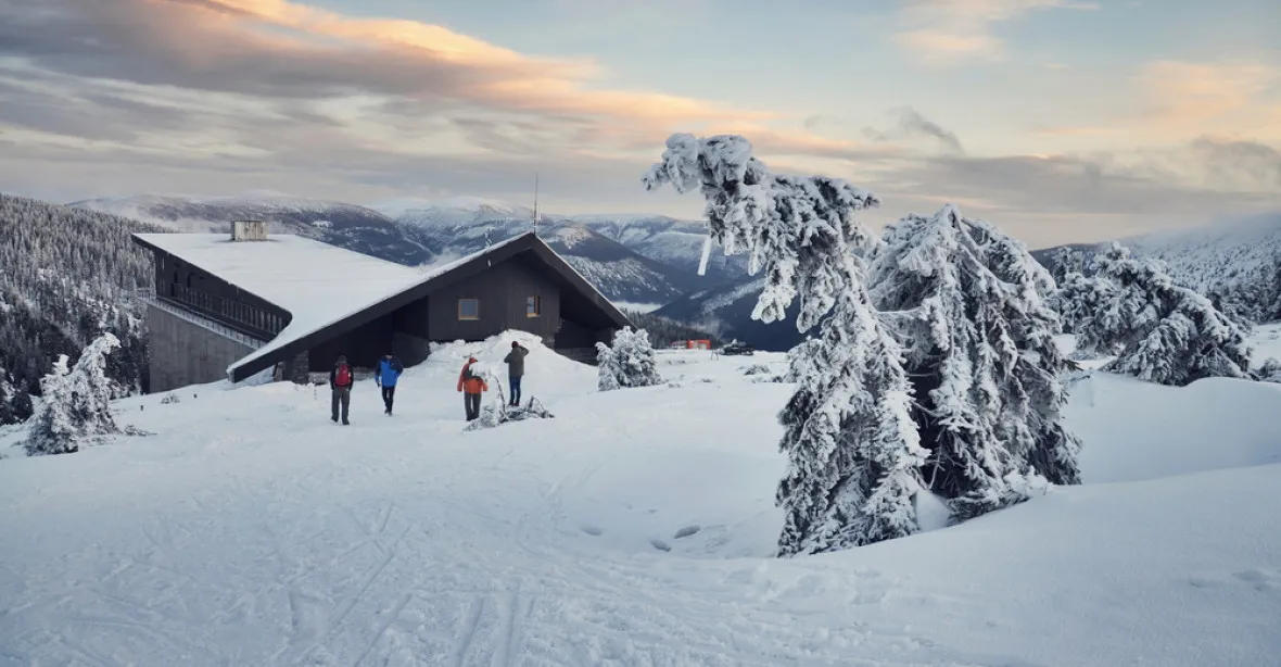 Hory tradičně před koncem roku zaplnili lyžaři, chystají se tam oslavit Silvestra