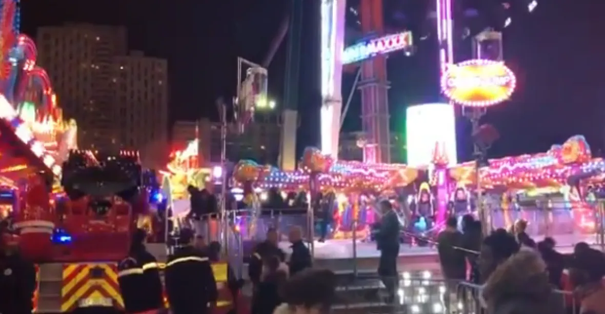 VIDEO: Drama ve výšce 52 metry. Ve Francii lidé uvízli na devět hodin na rozbité pouťové atrakci