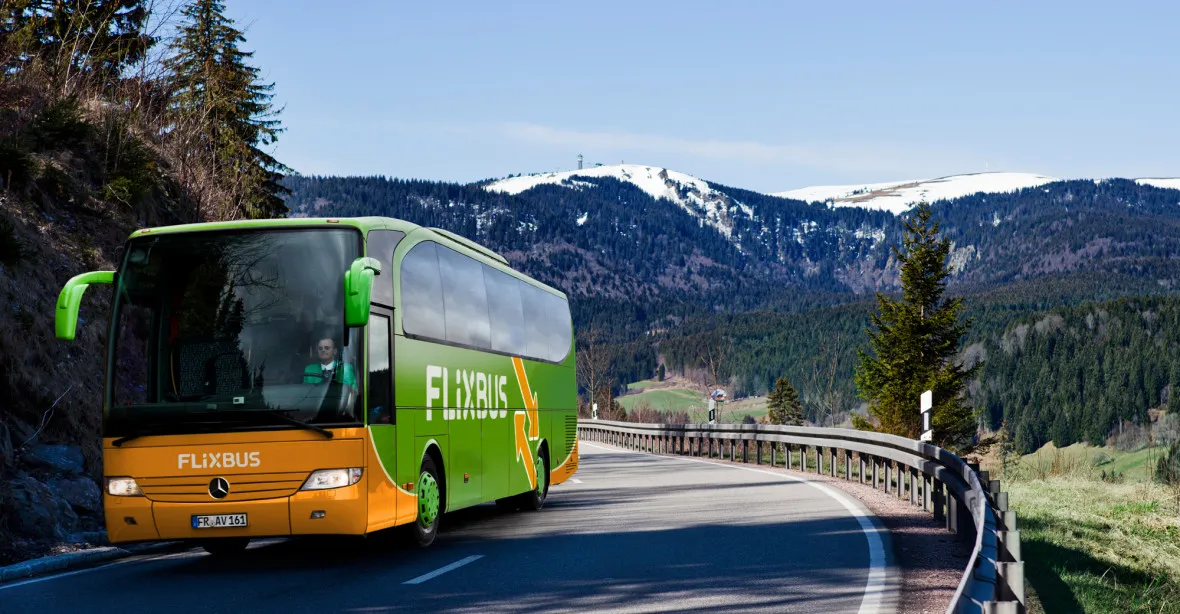 FlixBus konkurenci z Česka nevytlačil. RegioJet je ziskový, čeká ho ale i soudní bitva