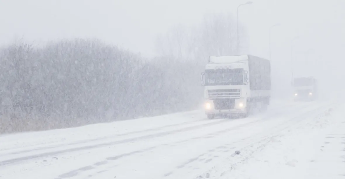 Sníh, sněhové jazyky i náledí ochromily kamiony, zavíraly silnice