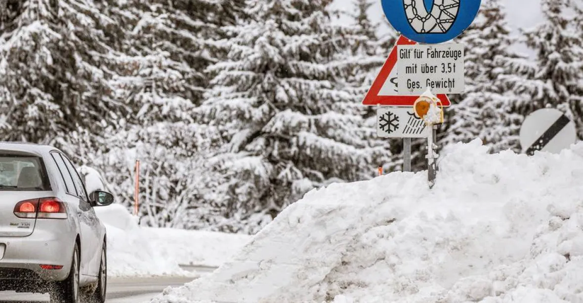 V Bavorsku kvůli sněžení vyhlásili stav přírodní katastrofy, problémy jsou i v Česku