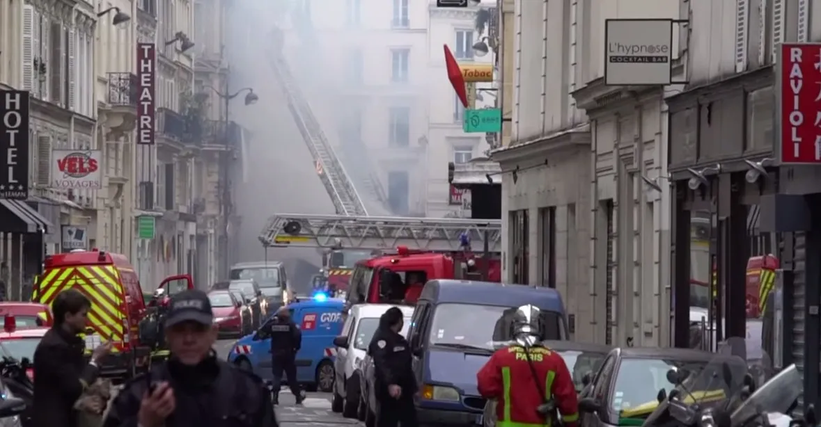Paříž probudil výbuch v pekárně, rozmetal ji plyn. Tři mrtví a desítky zraněných