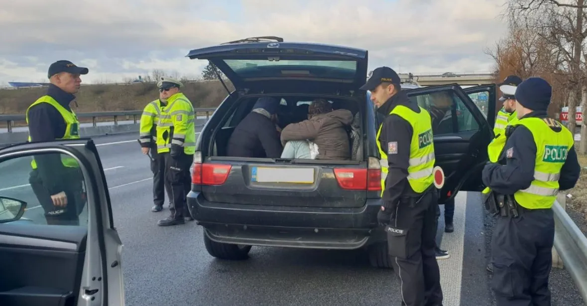 Migranti a honička na dálnici. Policisté zastavili osobní auto převážející osm ilegálů