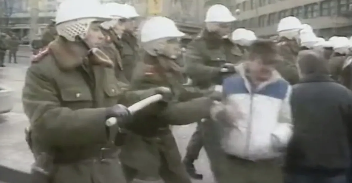Zatčený Havel, slzný plyn a vodní děla. Palachův týden byl předzvěstí pádu režimu
