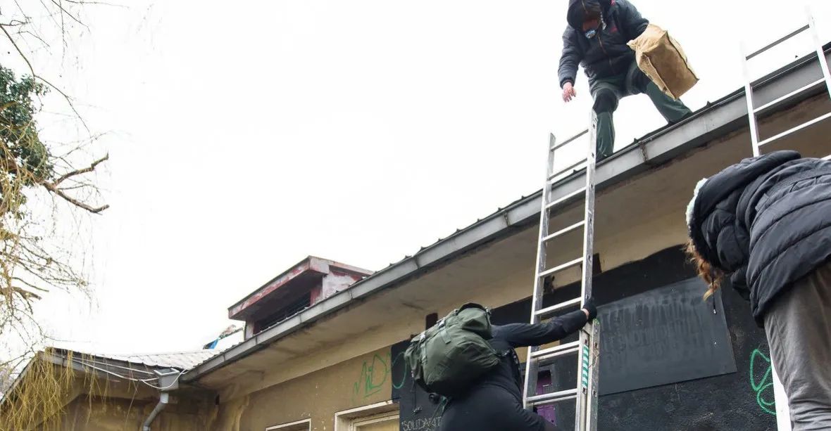 Slezli ze střechy, Kliniku opustili čtyři poslední aktivističtí mohykáni. Vystřídá je 50 úředníků SŽDC