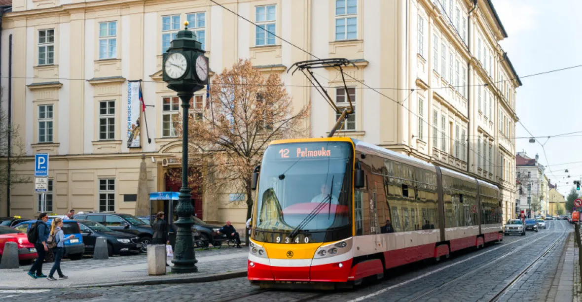 V Praze se zastavila většina tramvají. Na vině byl výpadek elektrického napájení