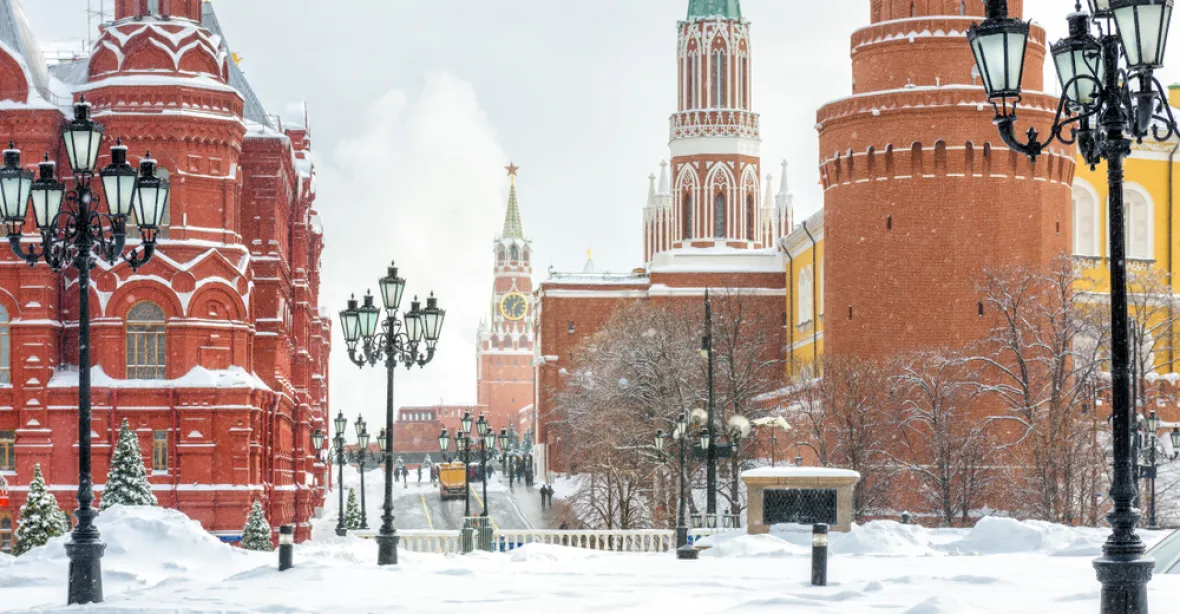 Moskvu zasáhla rekordní sněhová kalamita, auta bourají, letadla nelétají, železnice stojí