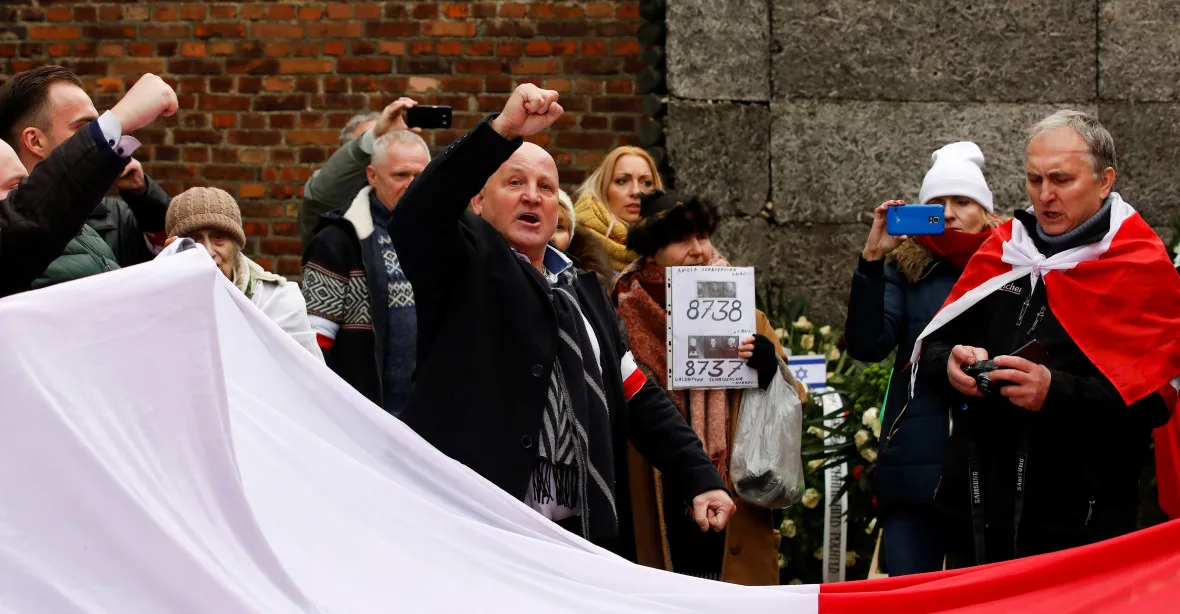 Polští policisté prošetřují protest krajní pravice před někdejším koncentrákem v Osvětimi