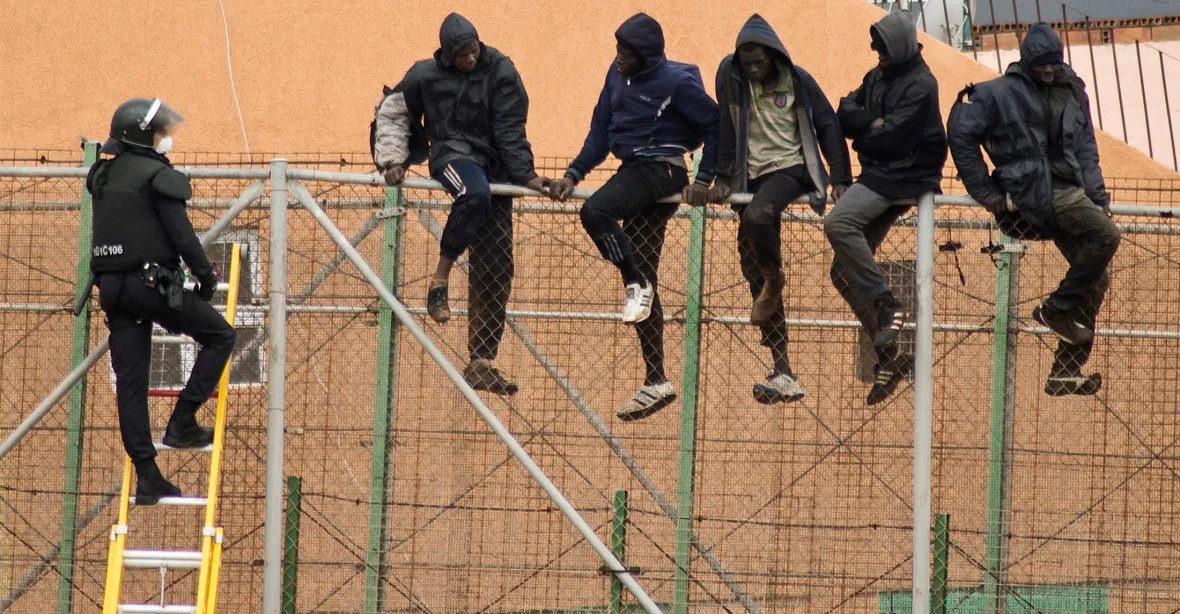 Maroko staví kvůli migrantům nový plot na hranici s Ceutou. Španělé plot naopak zamýšlejí odstraňovat