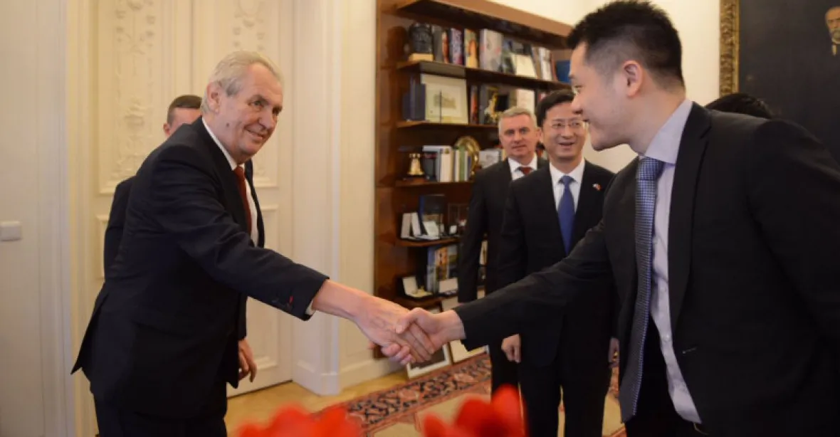 Zeman plánuje setkání s šéfem Huawei, padlo na Hradě při jednání s velvyslancem Číny