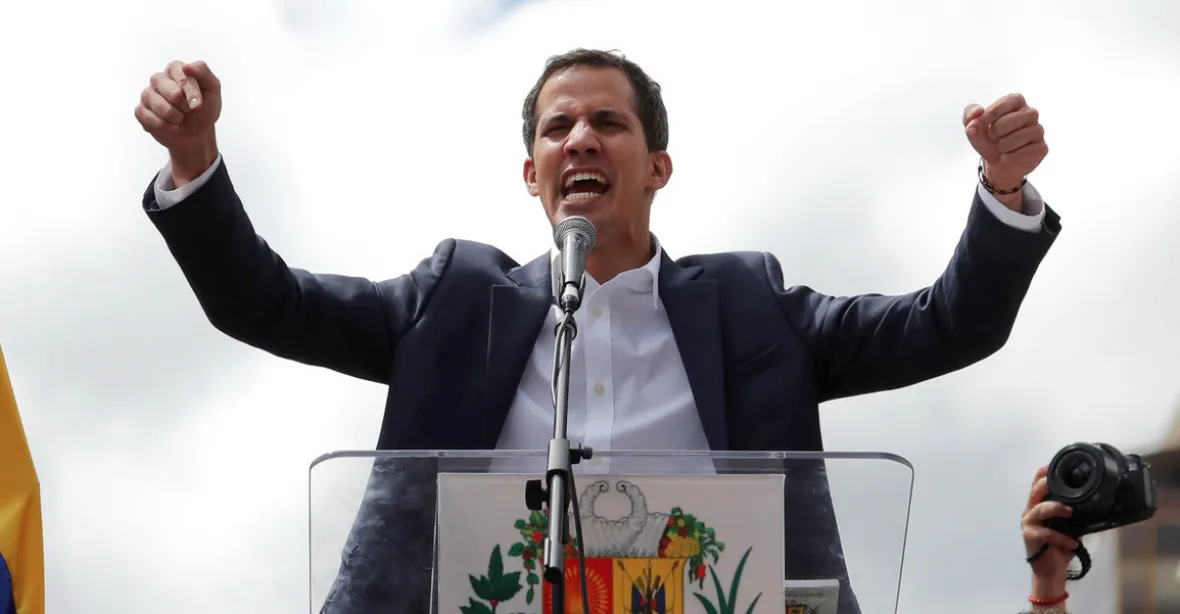 Guaidóva přísaha jako prezidenta mnohé opoziční lídry překvapila: Nyní za ním ale stojí