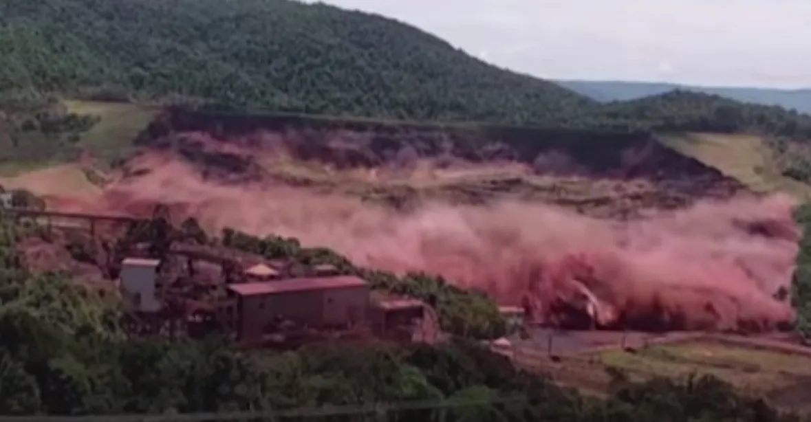 VIDEO: Dramatické chvíle, kdy se protrhla odpadní nádrž v Brazílii. Tragédie má už přes 100 obětí