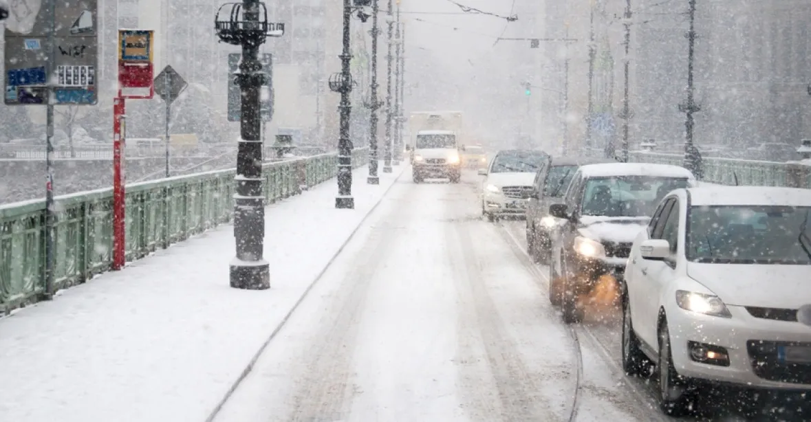 Prahu zasypal sníh, některé autobusy vůbec nevyjely, vlaky a letadla měly odklon
