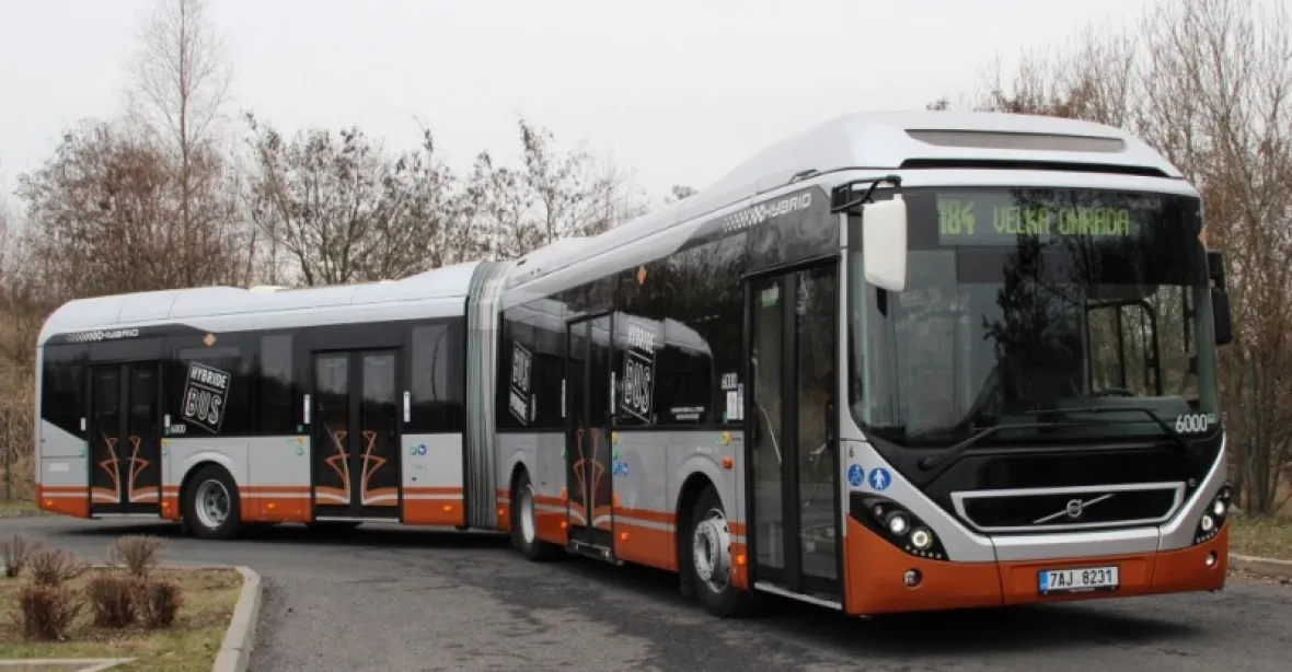 V Praze testuje dopravní podnik hybridní autobus. Baterie mají ušetřit třetinu nafty