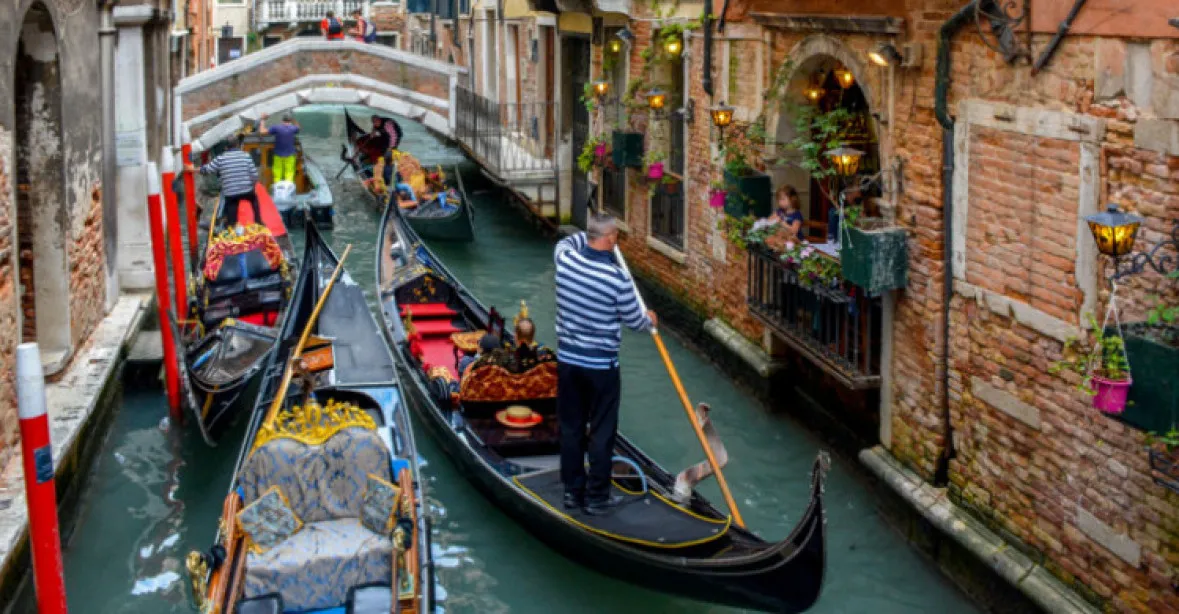 Město zaplavené turisty. Návštěva italských Benátek bude od roku 2022 na rezervaci