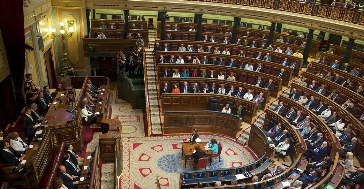 Španělští poslanci nepodpořili rozpočet. Zemi hrozí předčasné volby