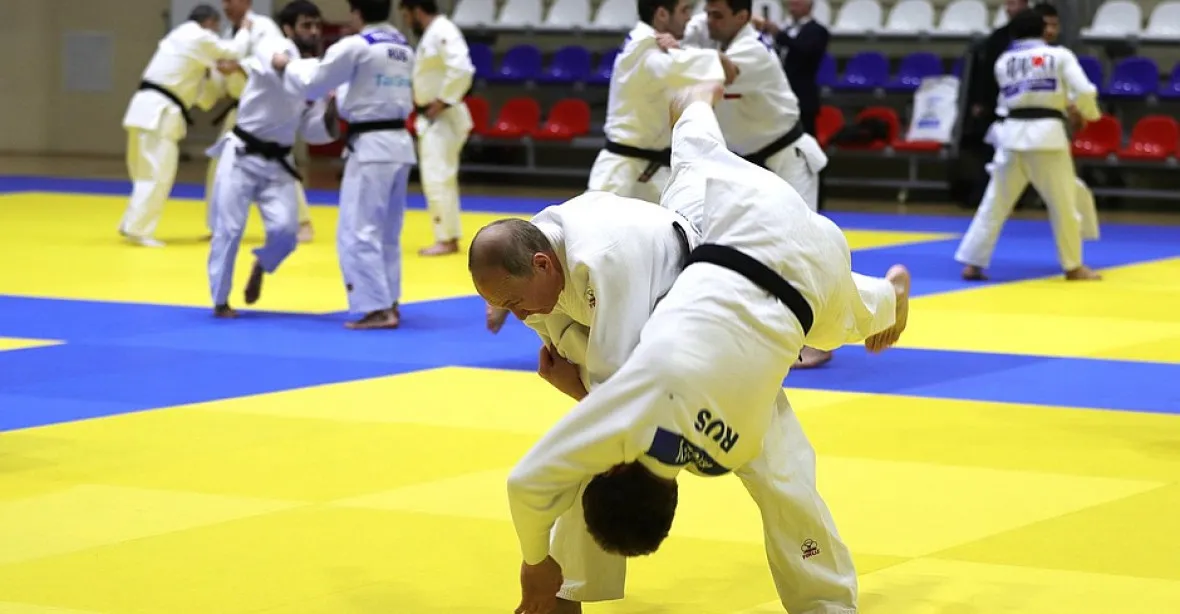 FOTOGALERIE: Putin předváděl džudo s vítězem olympiády. Poranil si palec na ruce