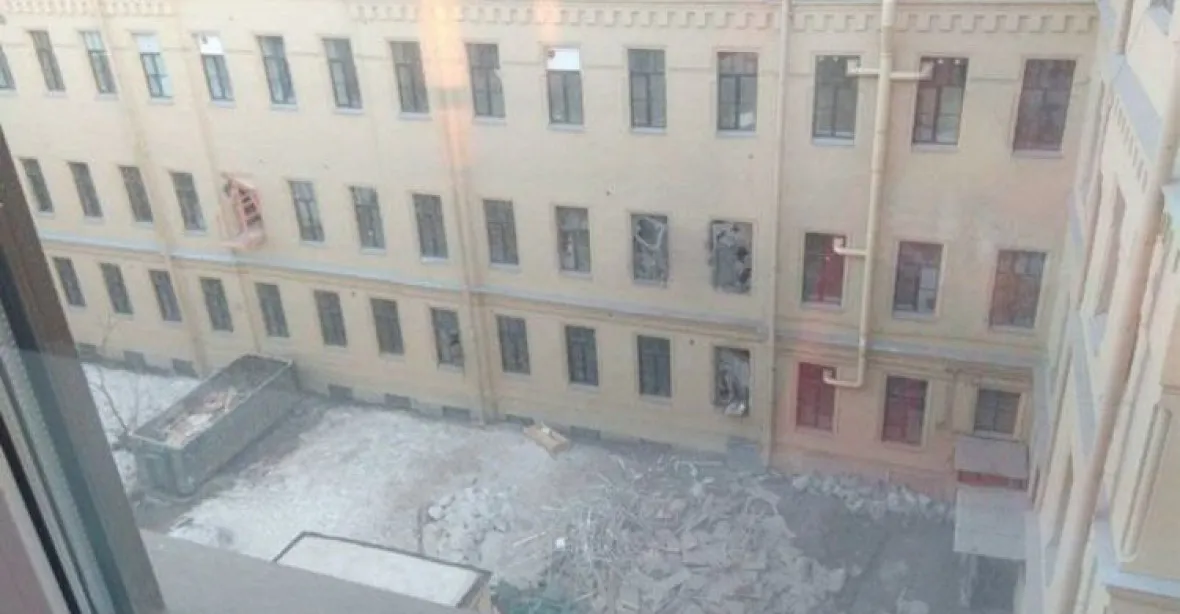 V Petrohradu se zřítila část univerzity, studenti byli evakuováni po požárních žebřících