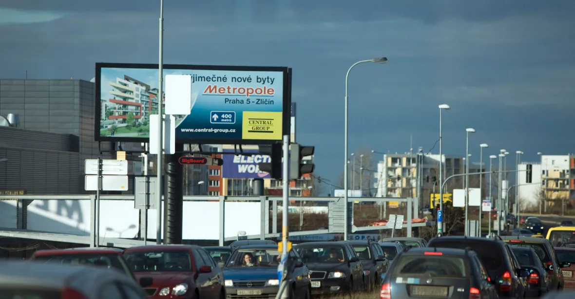Kolem silnic a dálnic jsou stále stovky nelegálních billboardů