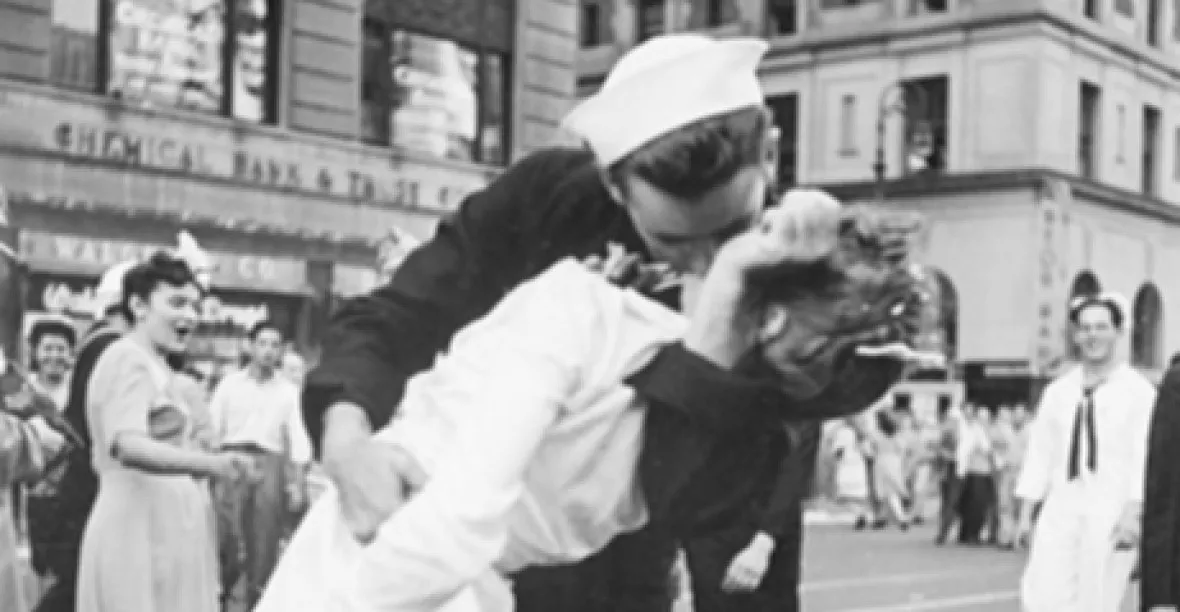 Zemřel námořník ze slavné fotografie symbolizující konec války