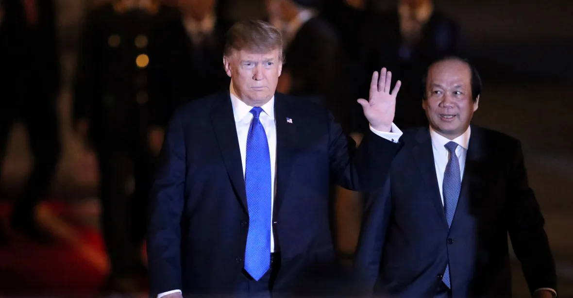 Trumpa v Hanoji vítaly davy. Čeká ho setkání s Kimem mezi čtyřma očima