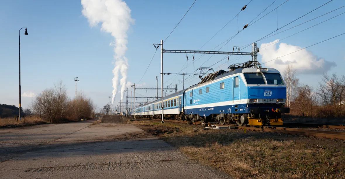 Do stojícího vlaku v Jihlavě narazila lokomotiva. Dva cestující jsou zraněni