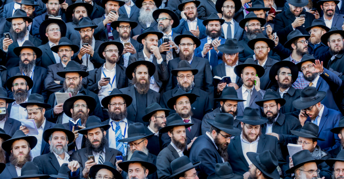 Chasidští židé se setkali v Polsku. Připomněli si úmrtí rabína, který nosí přání věřících Bohu