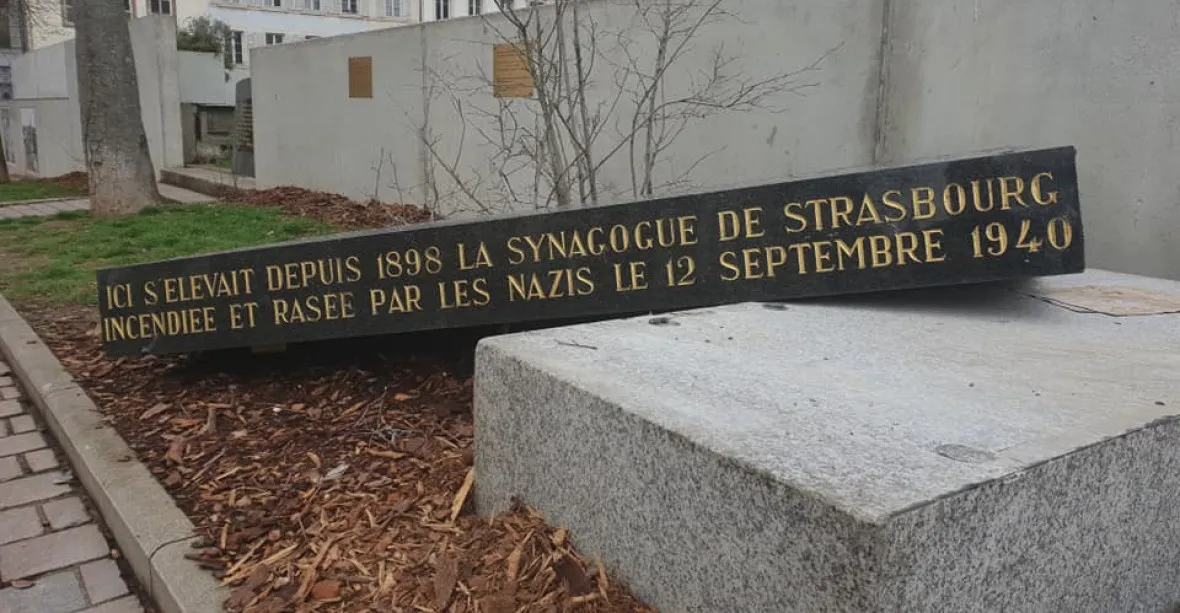 Poškozený pomník na místě někdejší synagogy, Štrasburk mluví o antisemitismu