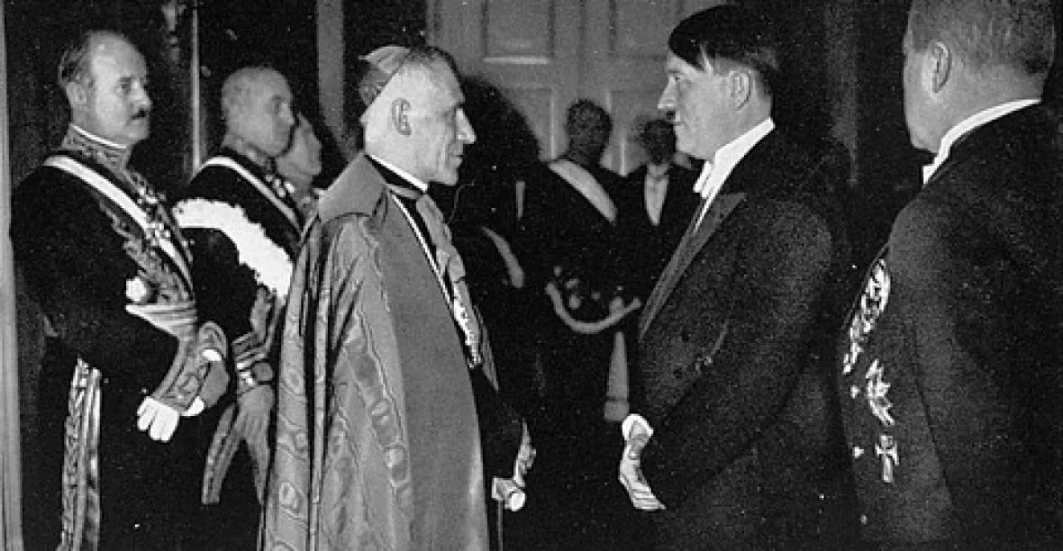Odhalení ve vztazích církve a nacistů? Papež zpřístupní tajné vatikánské archivy z doby Hitlera