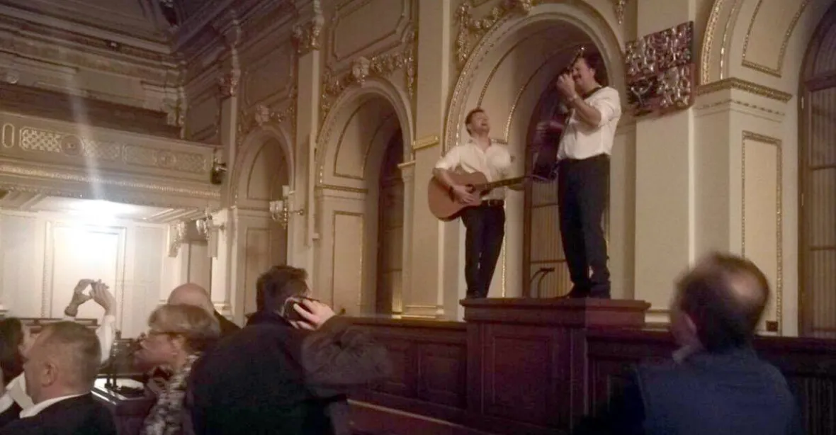 Mejdan ve sněmovně. Vondráček hrál na kytaru na předsednickém stole