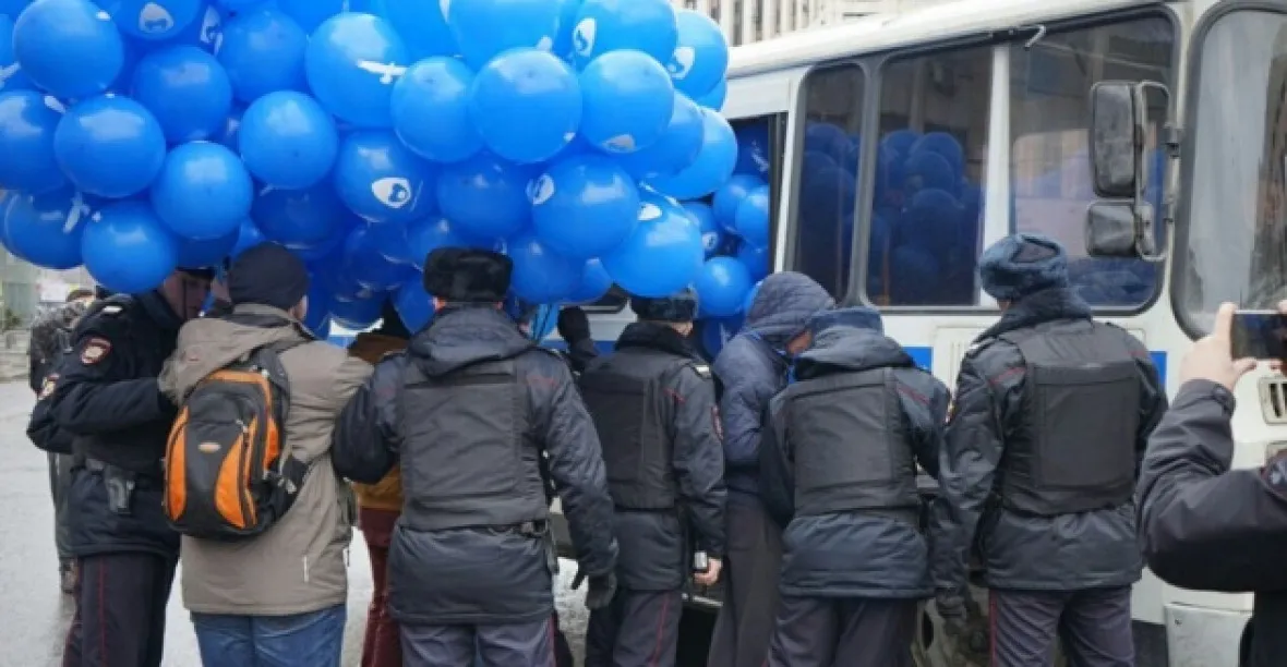 Nepovolené „bezpilotní aparáty“. Policie v Moskvě zatkla protestující za to, že nesli balónky