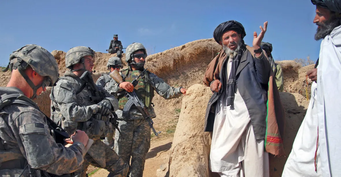 Zeman by podpořil posílení mise NATO v Afghánistánu, Tálibán přirovnal k Hitlerovi