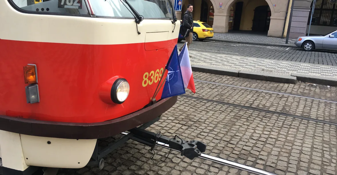 Tramvaje s vlajkou NATO překvapily Pražany. Připomínají 20 let od vstupu do aliance