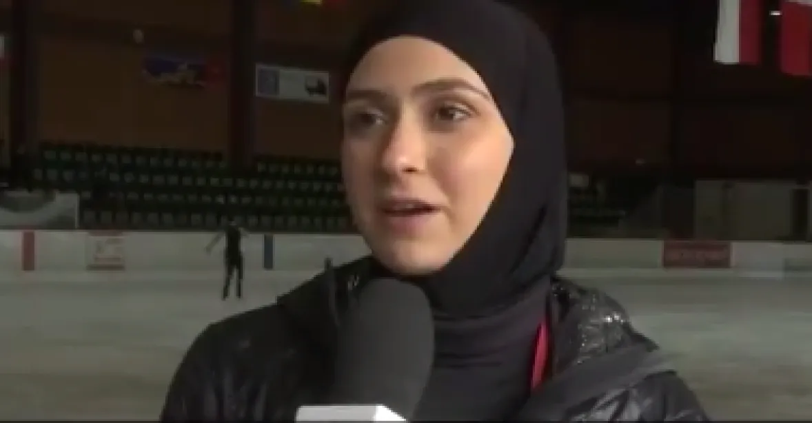 VIDEO: Na ledě v hidžábu. Závodí historicky první krasobruslařka, organizátoři změnili pravidla
