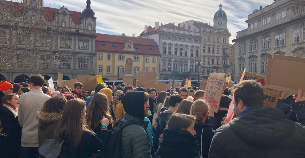 Stovky studentů v Praze protestovaly za klima. Inspirovala je mladá Švédka