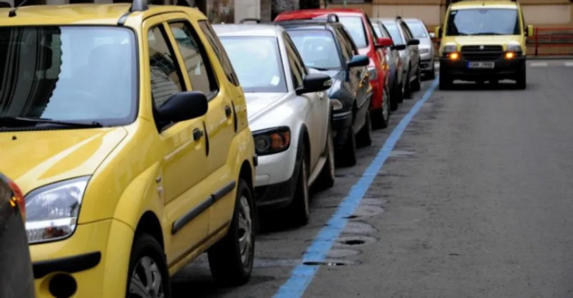 Praha posílila kontrolu parkování v zónách. Městem jezdí více aut