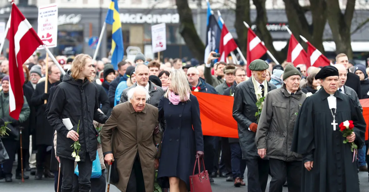Po boku nacistů. Na pochod veteránů jednotek SS v Rize přišlo tisíc lidí
