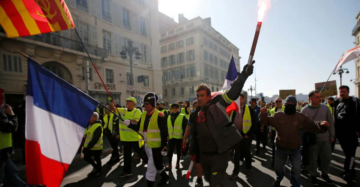 Žluté vesty zapálily banku a rabovaly na Champs-Elysées