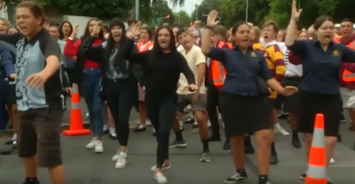 VIDEO: Studenti tančili na památku obětí masakru tanec haka