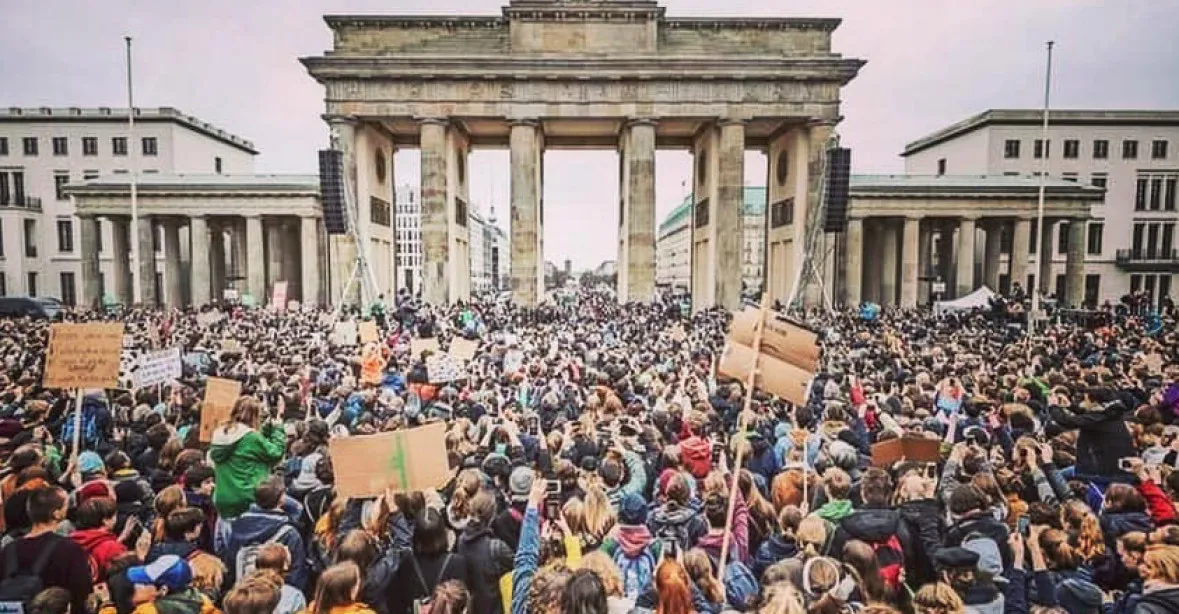 Muž napadl v Jeně protestující děti inspirované klimatickou Gretou. Jednoho řečníka udeřil do obličeje