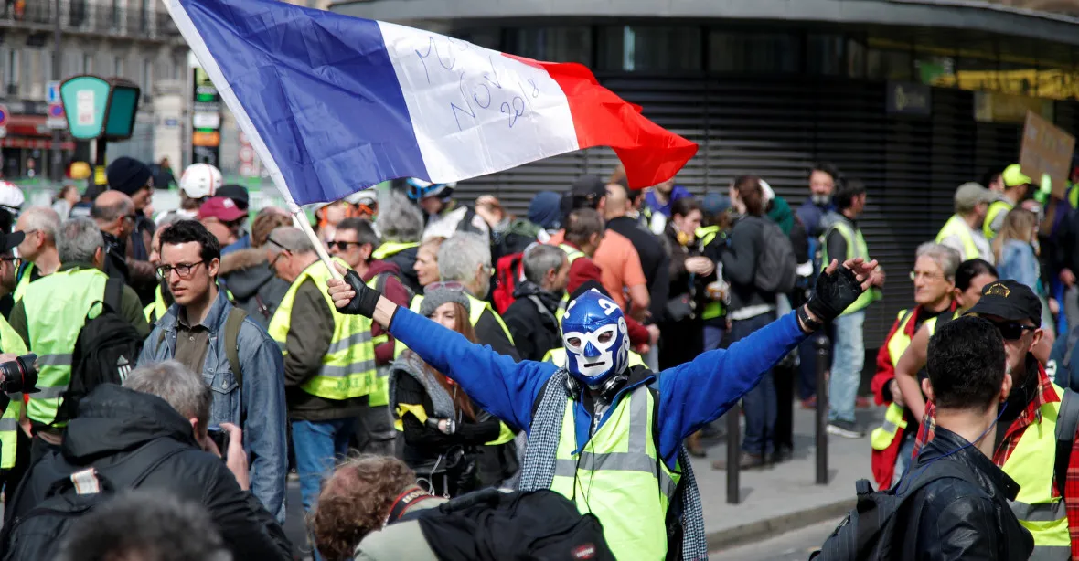 Zavřené Champs-Elysées a násilnosti v Bordeaux. Tisíce žlutých vest znovu v ulicích