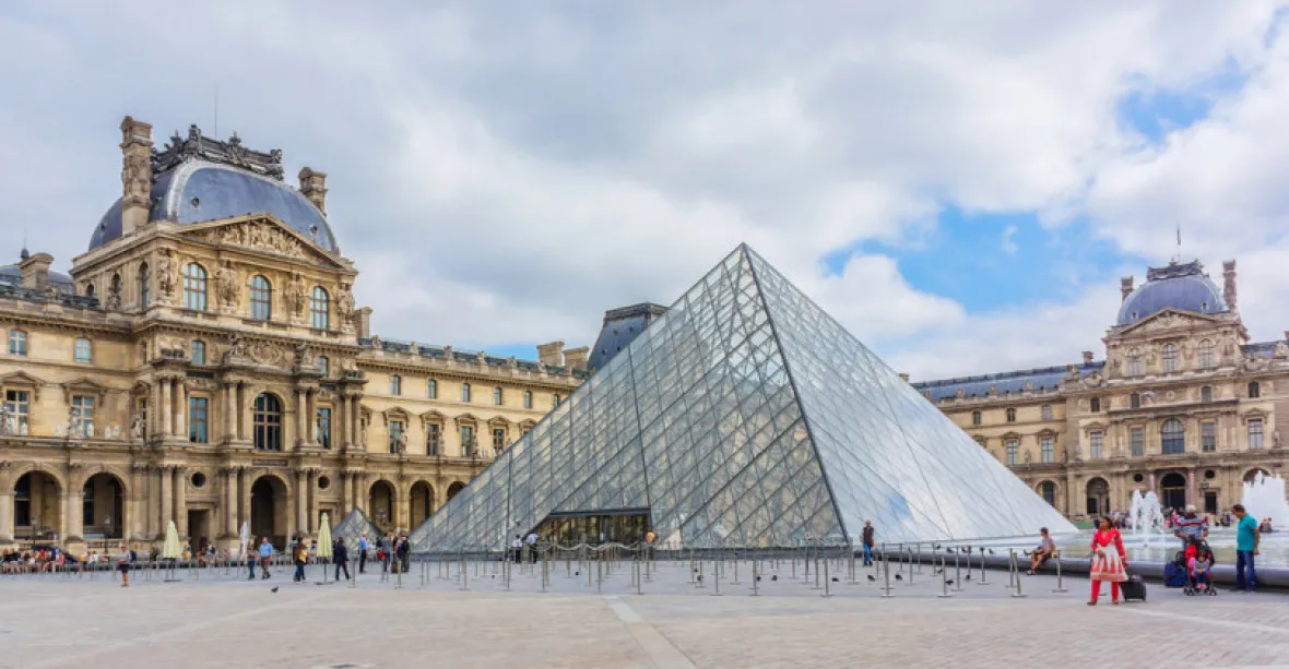 VIDEO: Louvre slavil výročí optickou iluzí. Dílo však po pár hodinách návštěvníci zničili