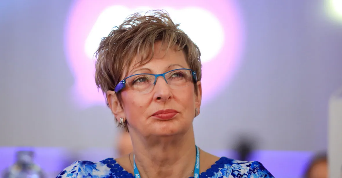 40 senátorů píše Babišovi, požadují konec ministryně Novákové