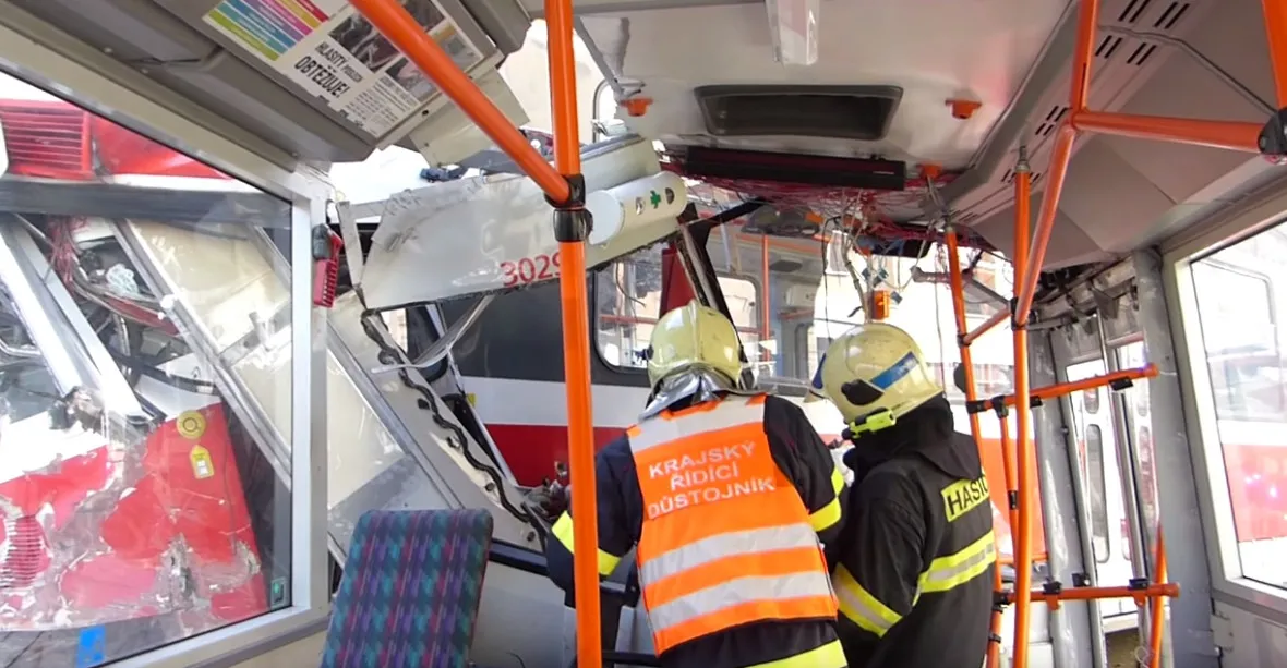 VIDEO: Trolejbus narvaný do tramvaje. Hasiči zveřejnili svůj zásah z drsné srážky
