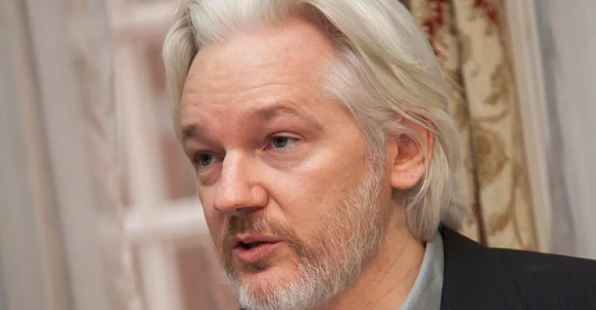 Zakladatel serveru WikiLeaks Julian Assange byl zatčen