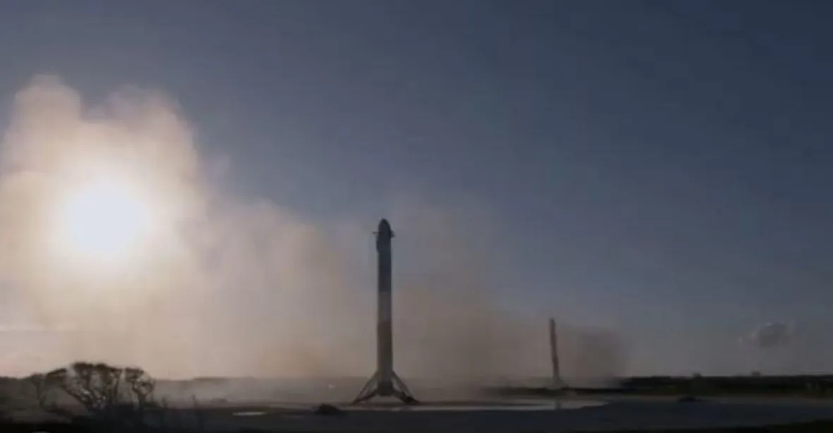 VIDEO: Úchvatné nebeské představení s couvajícími raketami. Falcon Heavy uspěl