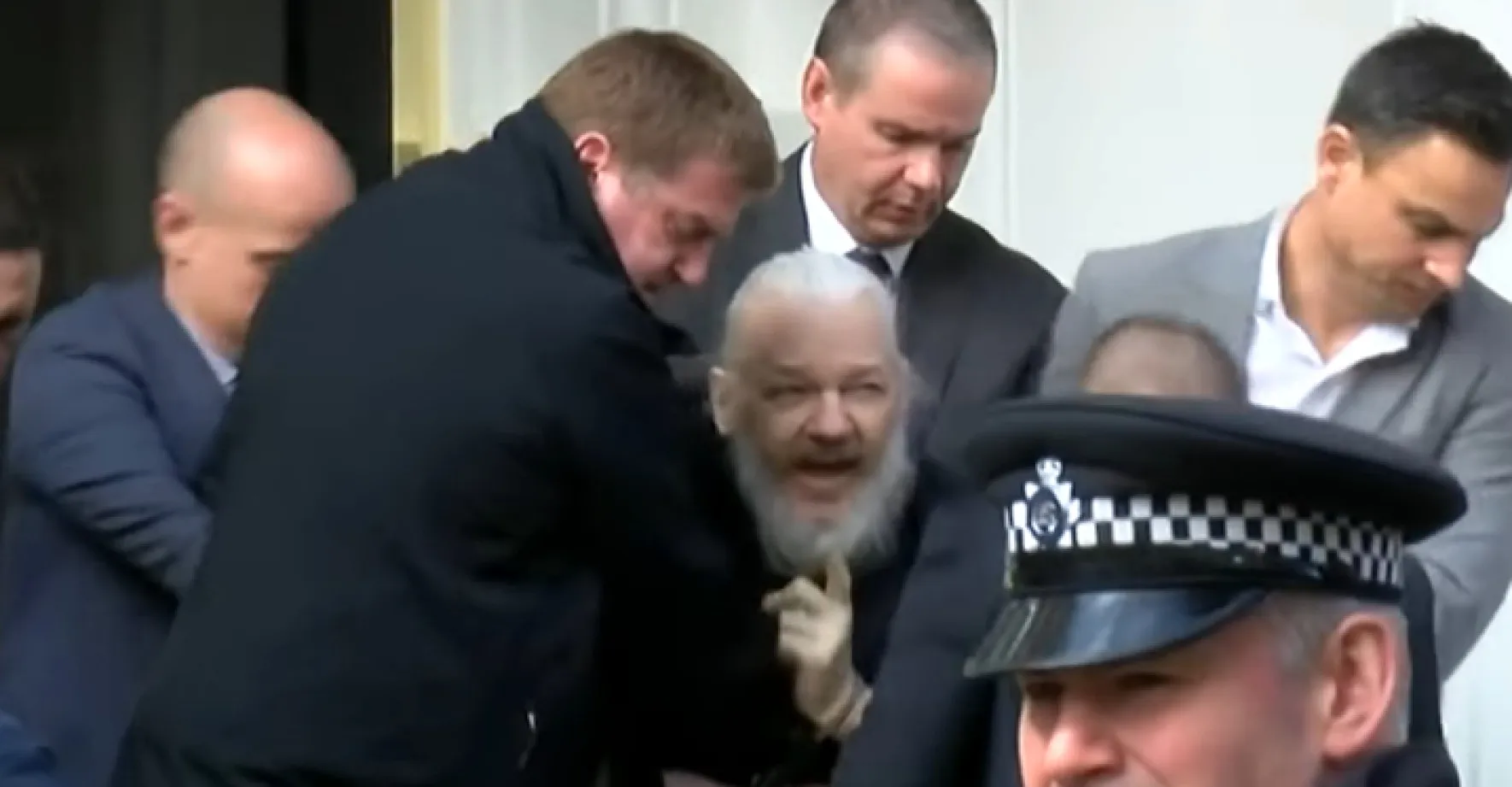 Britští labouristé chtějí, aby Mayová zabránila vydání Assange do USA