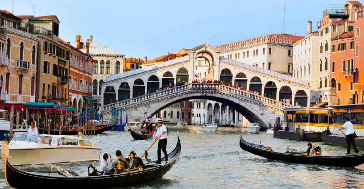 Squatteři obsazují v Benátkách prázdné budovy, protestují proti vylidňování a turismu