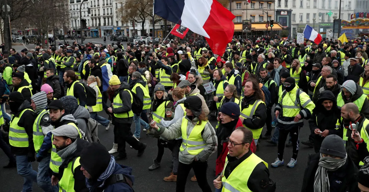 Akce žlutých vest upadají. Vyžene lidi znovu do ulic Macronův projev?